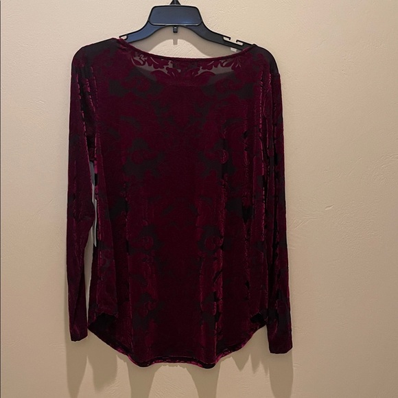 Karen Kane Black and Purple Velvet Burnout Shirttail Top - Picture 2 of 4